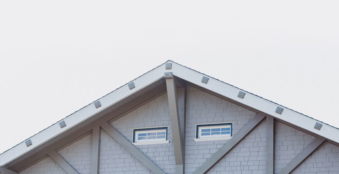 Comment les artisans chiffrent une réparation de toiture