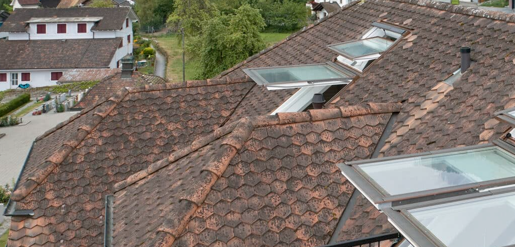 toiture inspectée après l'hiver
